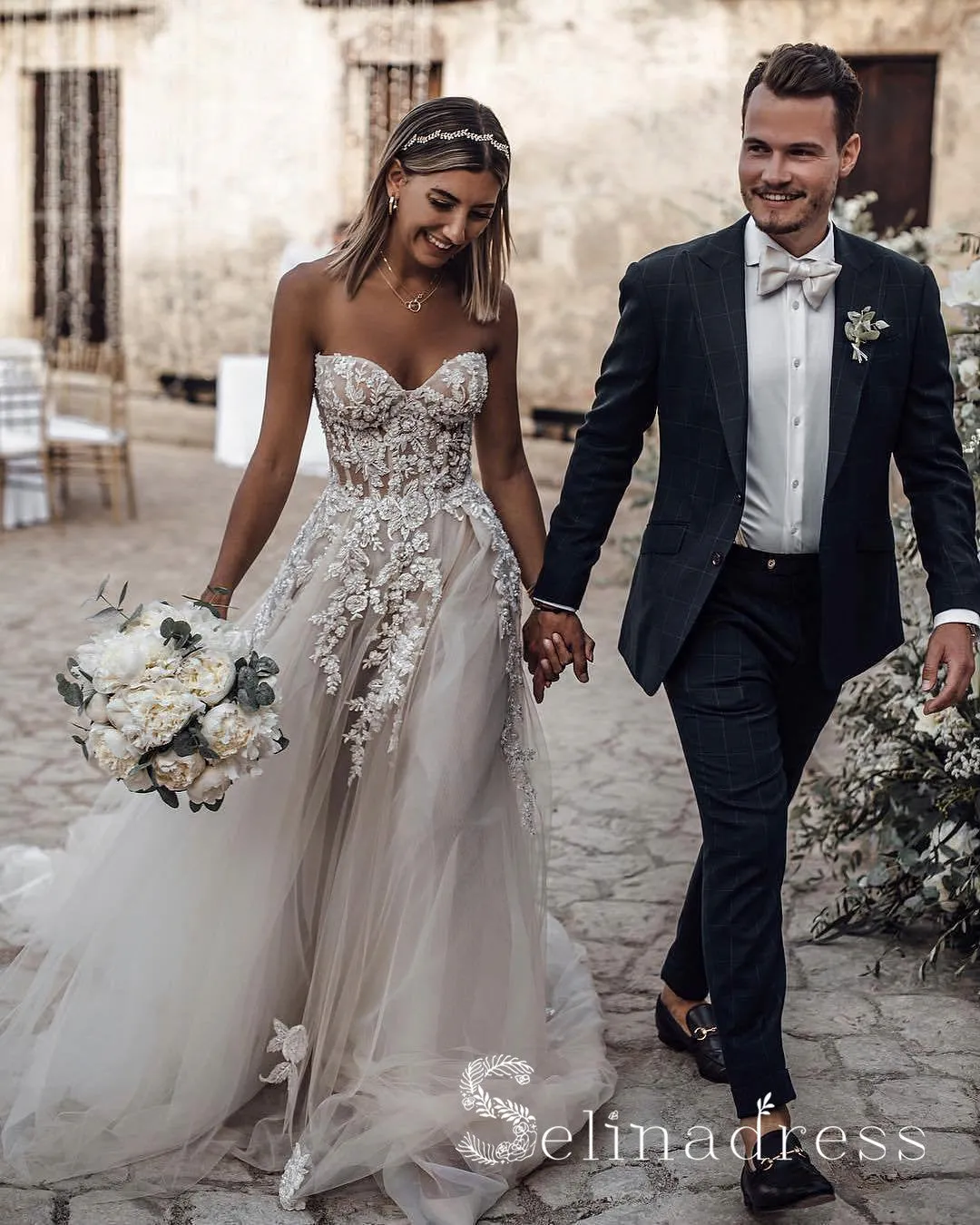 A-line Sweetheart Appliqued Beach Wedding Dresses Rustic Bridal Gowns SEW011